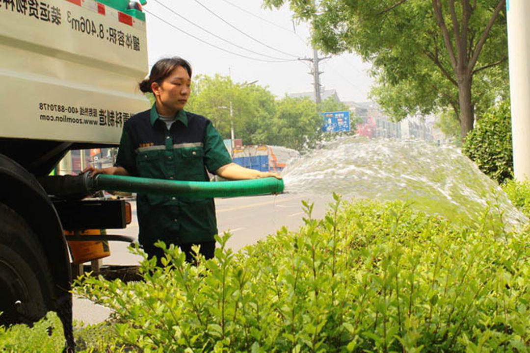 欢迎访问十大电子网址工人正在进行植物浇灌工作